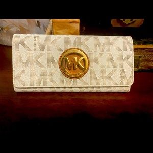 Brand New Michael Kors Fulton (35H3GFTE1B) Vanilla flap continental